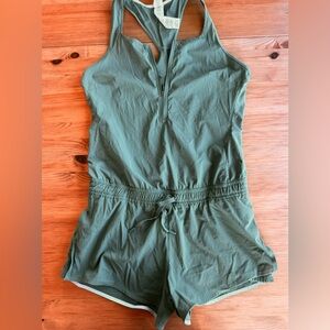 New balance q speed romper M euc green jumpsuit